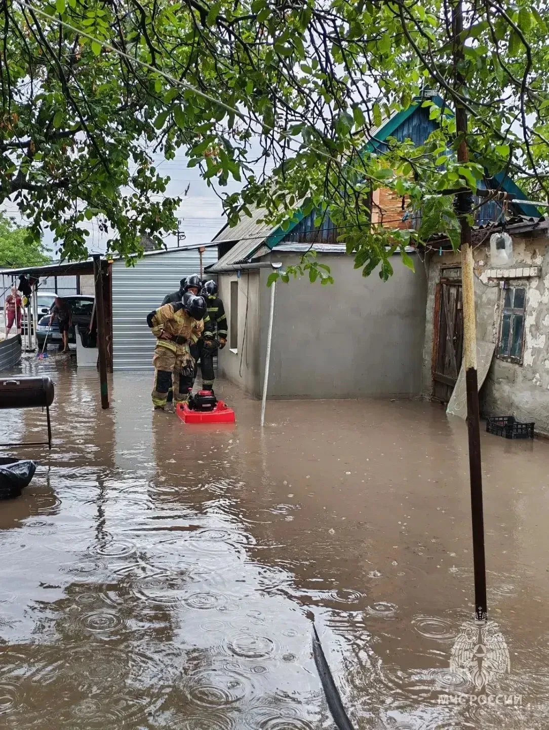 Спасатели МЧС России откачали более 5 тысяч кубометров воды с подтопленных участков в М...