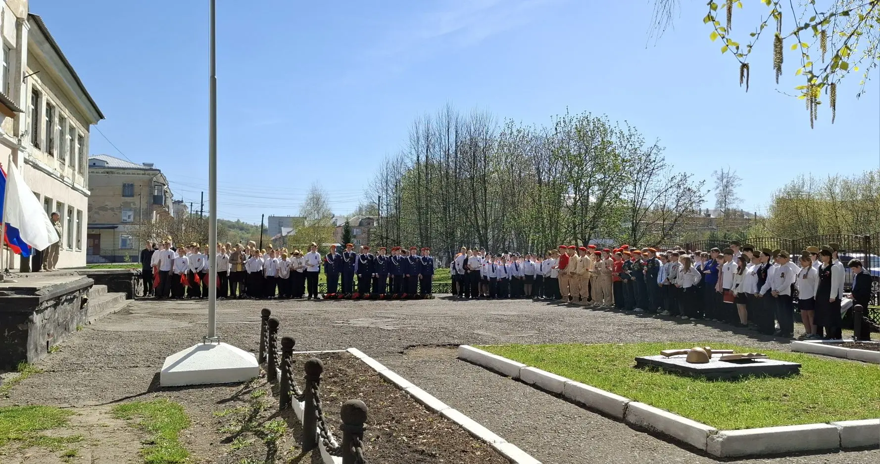 Память жива в наших сердцах 🕯  Сегодня на территории школы №3 города Осинники состоялась торжественн