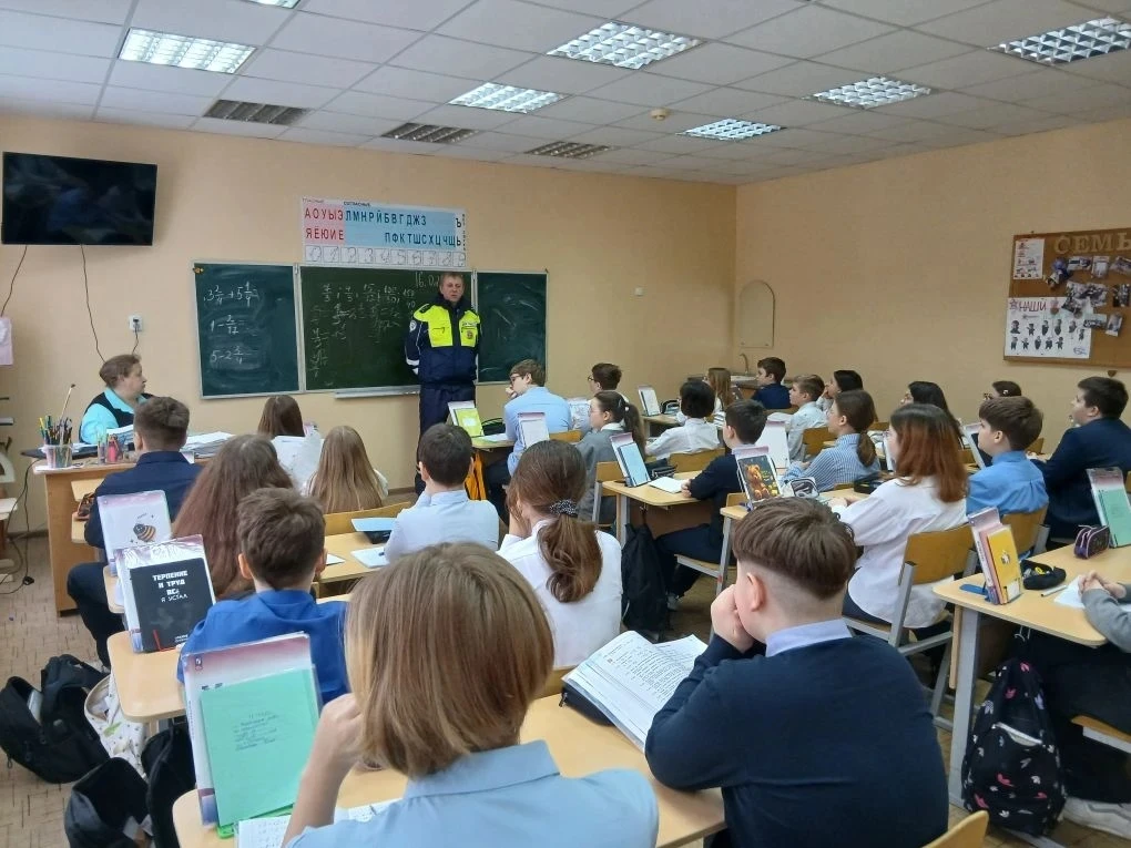 👥 Сегодня в школе прошла встреча 5-х классов с инспектором ГИБДД Иванюком Виталием Борисовичем.   👀 