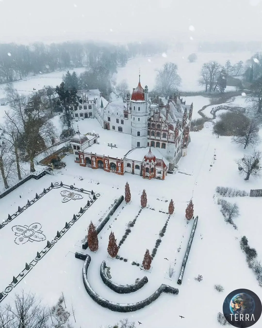 🏰 Перед вами Базедовский замок — Schloss Basedow, север Германии, Мекленбург — Передня...