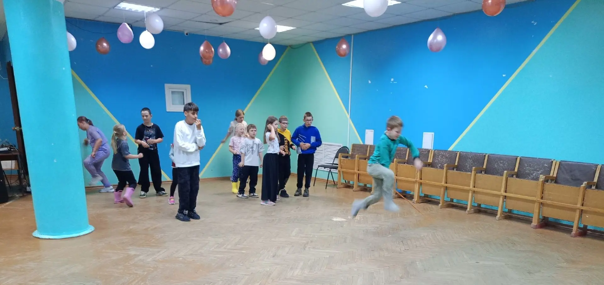 16 июня в Пчевском СДК прошла спортивно-игровая программа для детей.
  Соревновались в умении прыгат