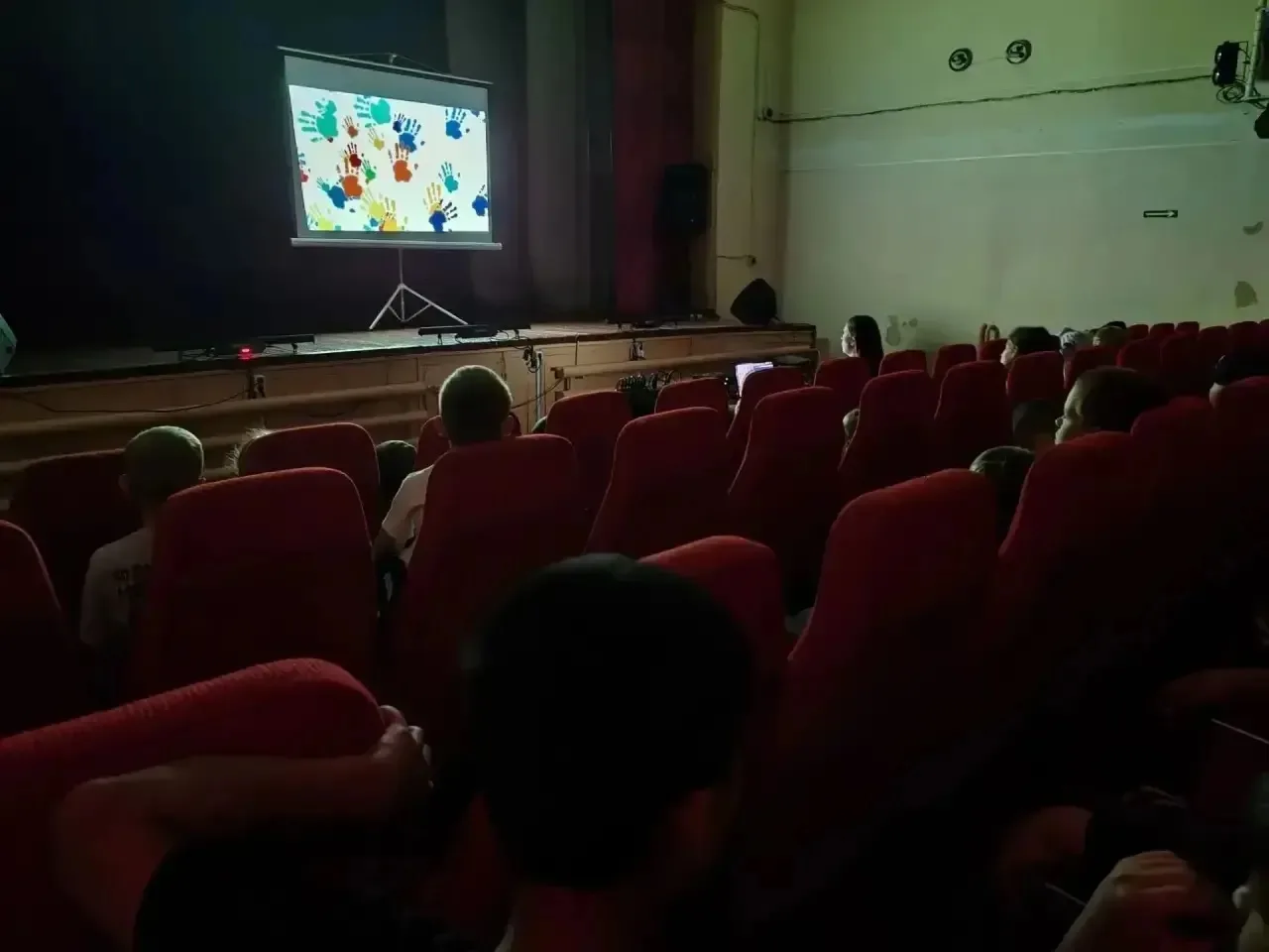 🌟👦🏼👧🏼Новости с нашего пришкольного лагеря🇷🇺
🎬📽️Ребята побывали в ДК «Юность»: там для них п
