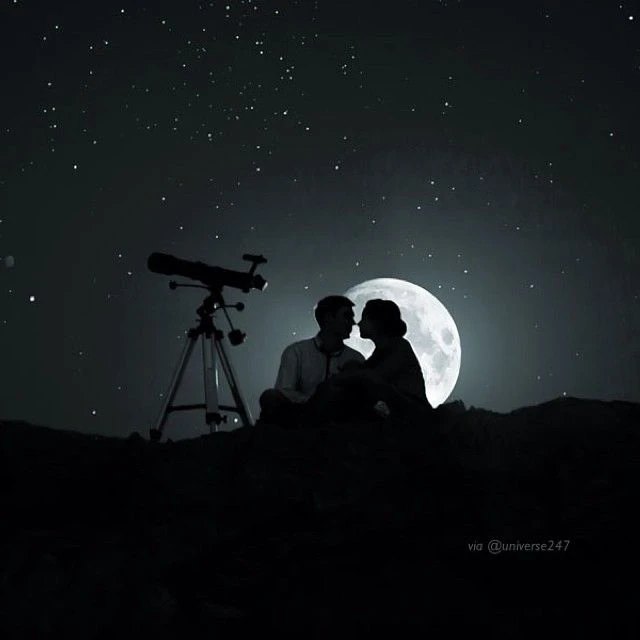 🌌 5 романтичных подарков для наблюдения за звёздами

 1. Плед с вышитыми созвездиями
 2. Термос с д