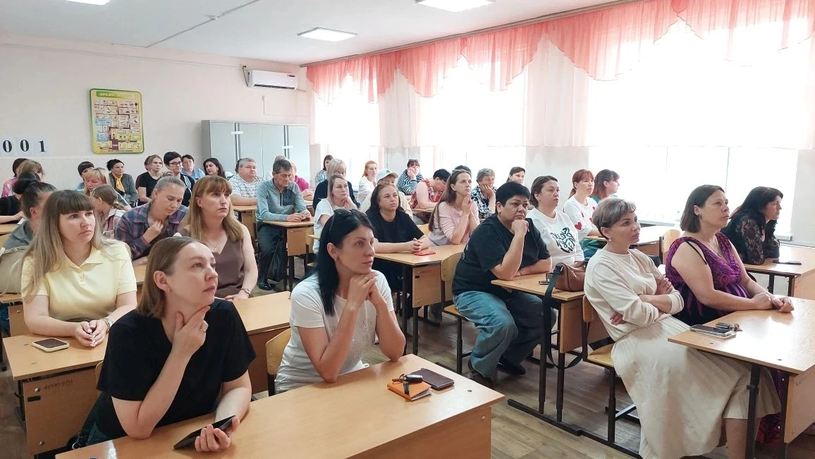 Сегодня на базе МБОУ СОШ 42 прошло краевое родительское собрание в режиме видеоконферен...