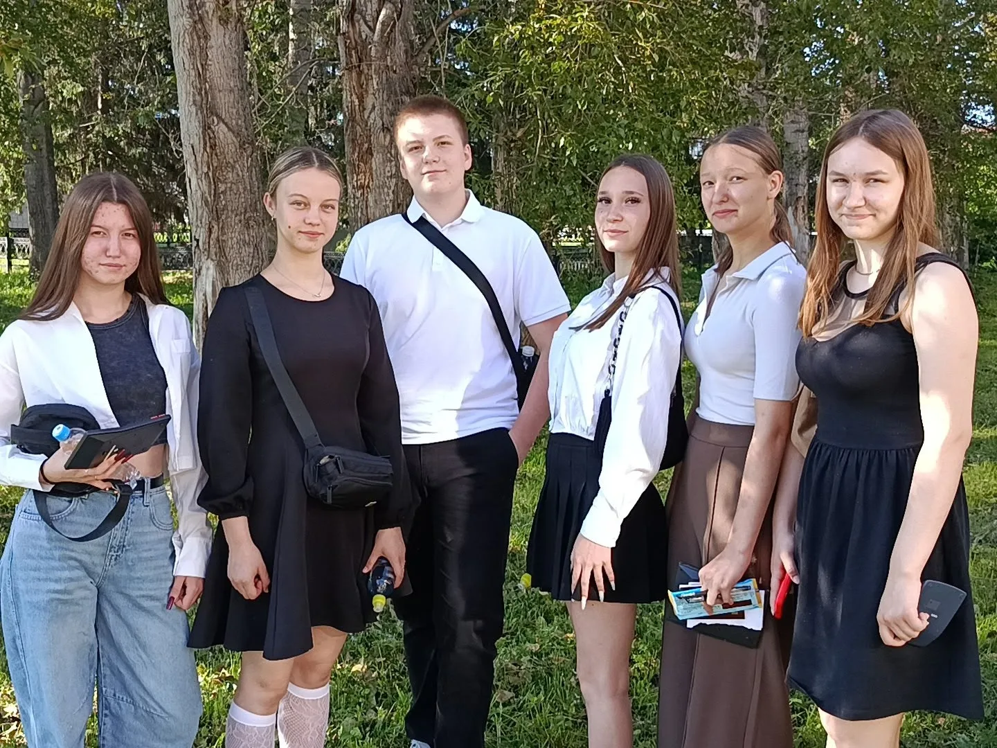 И девятиклассники тоже сдают сегодня последний экзамен. И это биология, лёгких КИМов и удачи!