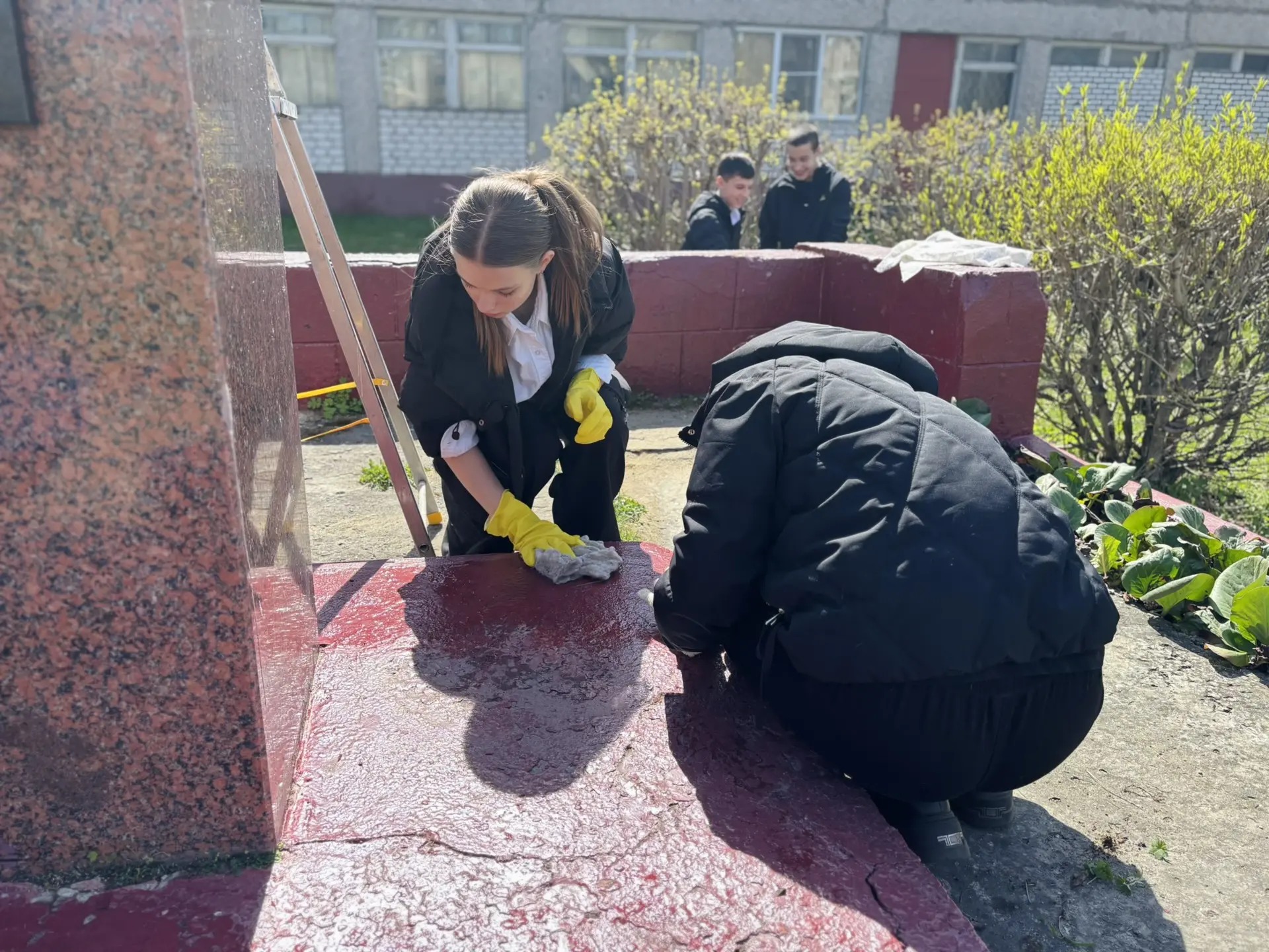 🇷🇺«Я ПОМНЮ»🕊️  🙏🏻В рамках Акции «Я помню» наши ребята и педагоги организовали и произвели уход за по