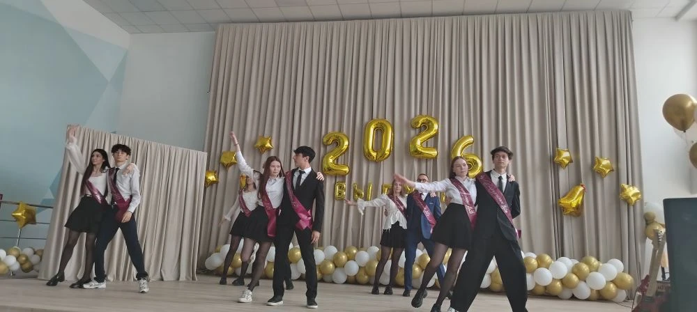 Последний звонок для выпускников 9 и 11 классов  🎉 В нашей школе прозвенел последний звонок для 11-х