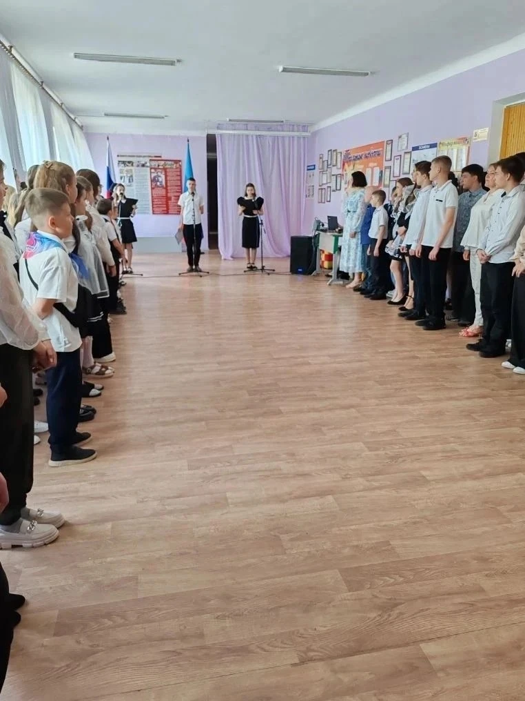 Сегодня в нашей школе прошла торжественная линейка «Гордость школы — 2026» 🎓 Мы поздра...
