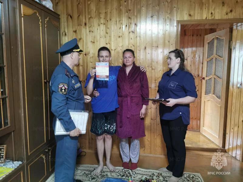 ❗️В Ливнах и Верховье сотрудники МЧС России напомнили жителям об опасности сжигания сухой травы   Со