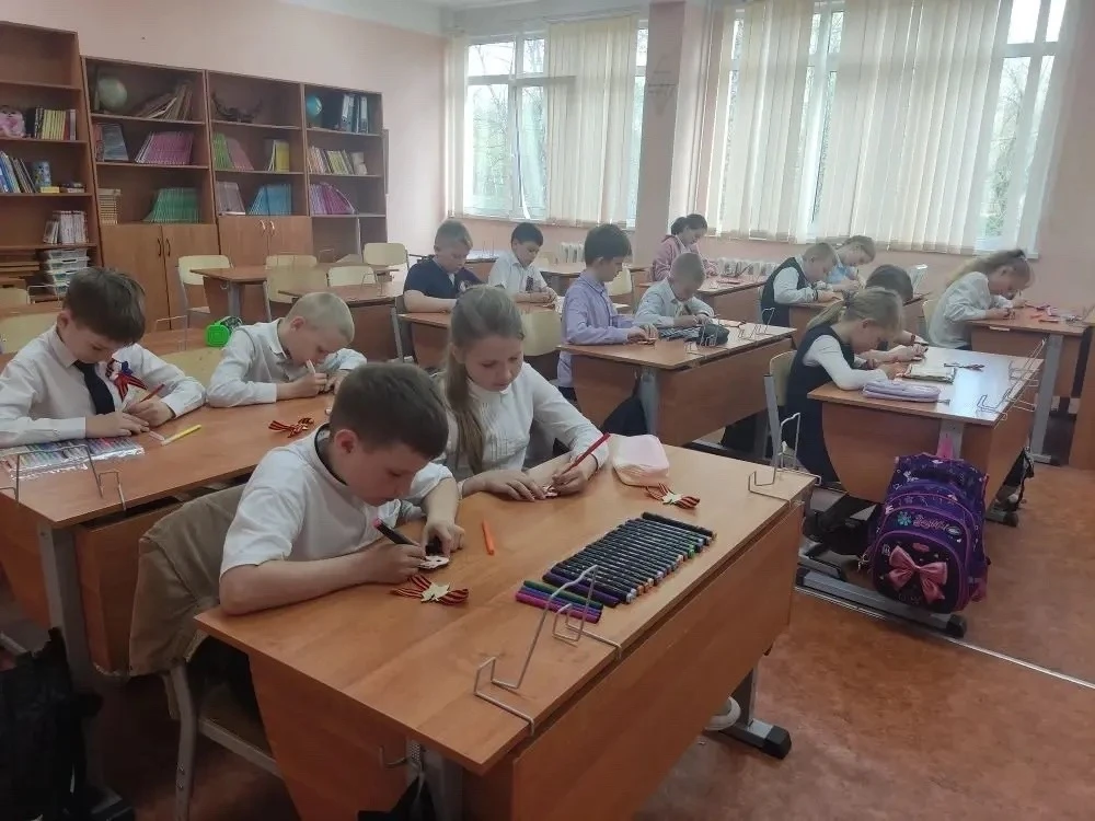 🔥 Акция «Георгиевская лента»  Учащиеся 2 «Б» класса вместе с Любовью Анатольевной провели акцию «Гео