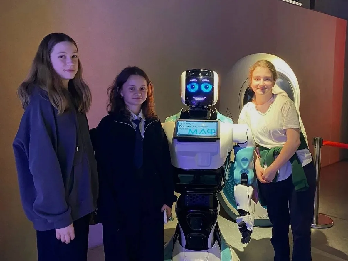 deu⁽⁷⁵⁾ Путешествие в мир искусственного интеллекта 🤖

🔸 Ученики 6А вместе с классным руководителе