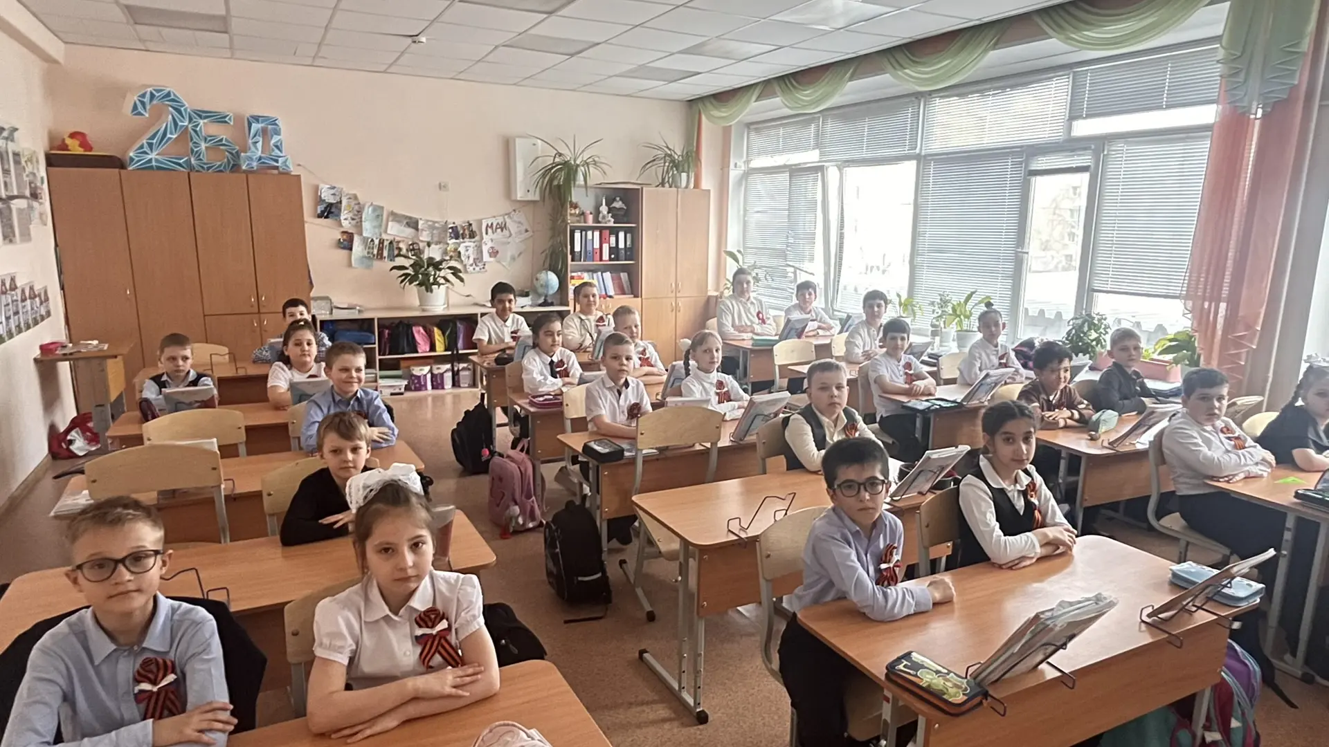 Сегодня на занятии «Разговоры о важном» мы прикоснулись к священной теме — Песням военных лет.  На з