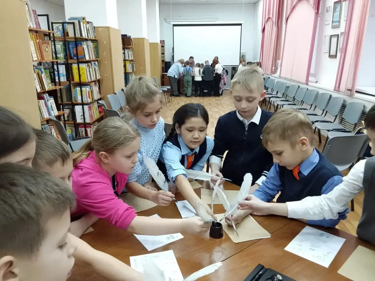 10 февраля ученики 2 «В» класса посетили библиотеку имени Гайдара📚   В ходе встречи ребятам рассказа