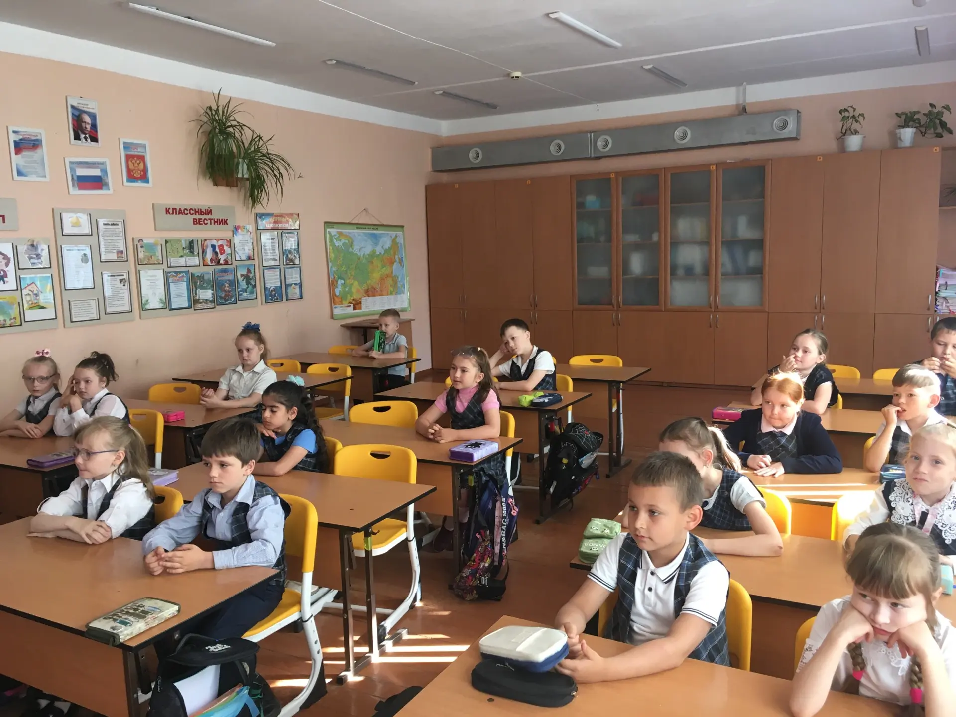 Сегодня, 18 мая, наша учебная неделя началась  с глубокой беседы о самом главном. ❤️ Торжественная л