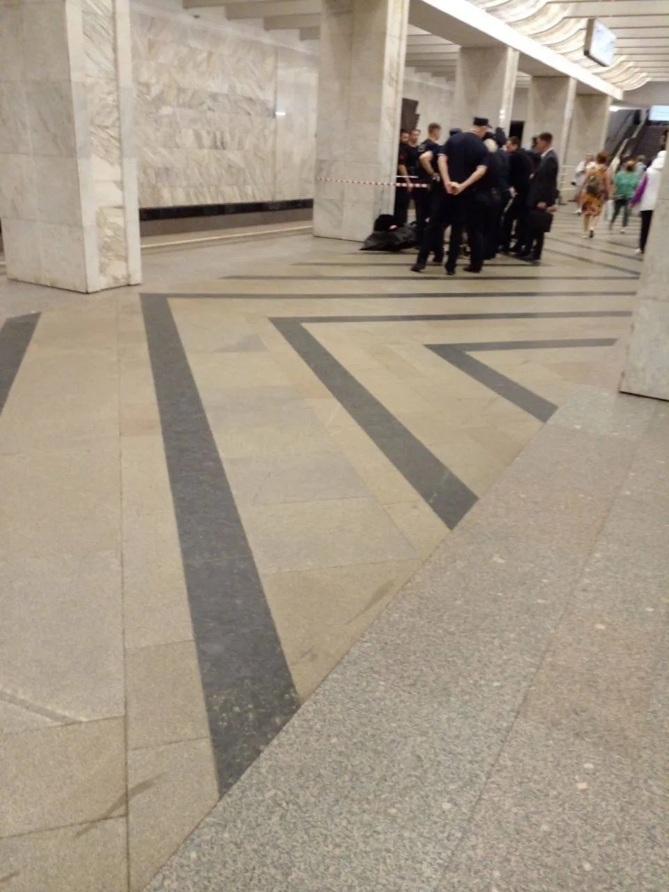 На станции «Домодедовская» случилось ЧП — парень упал под поезд.
