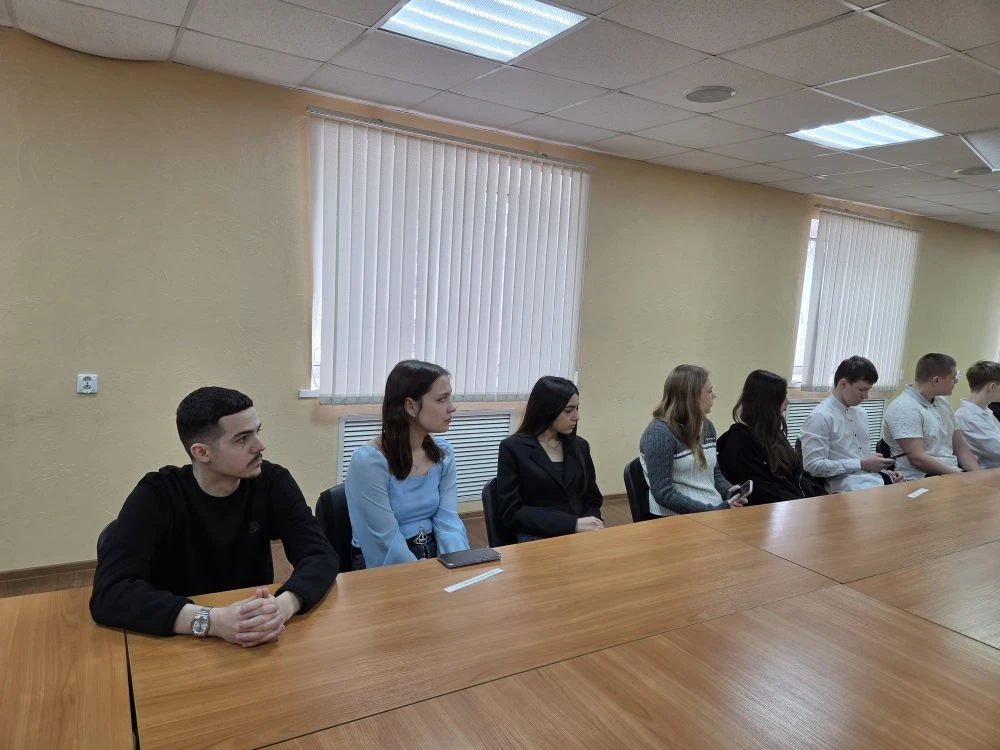 В рамках декады молодого избирателя учащиеся 10 класса были приглашены на встречу с уча...