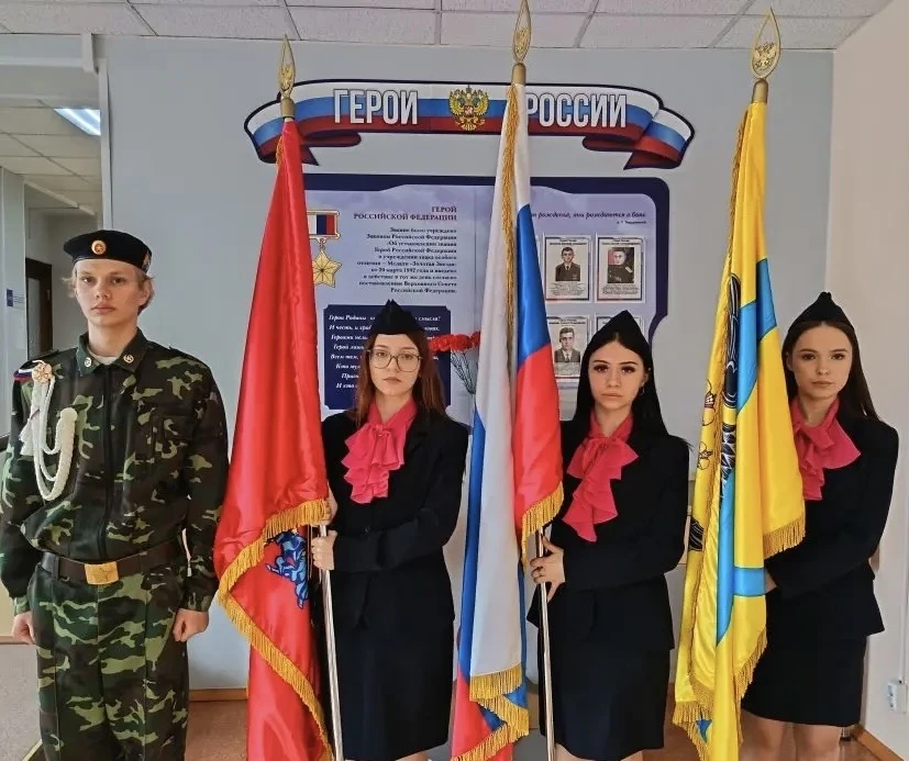 📣 Новую учебную неделю ОУФТ традиционно начинает с торжественной церемонии выноса флага и исполнения