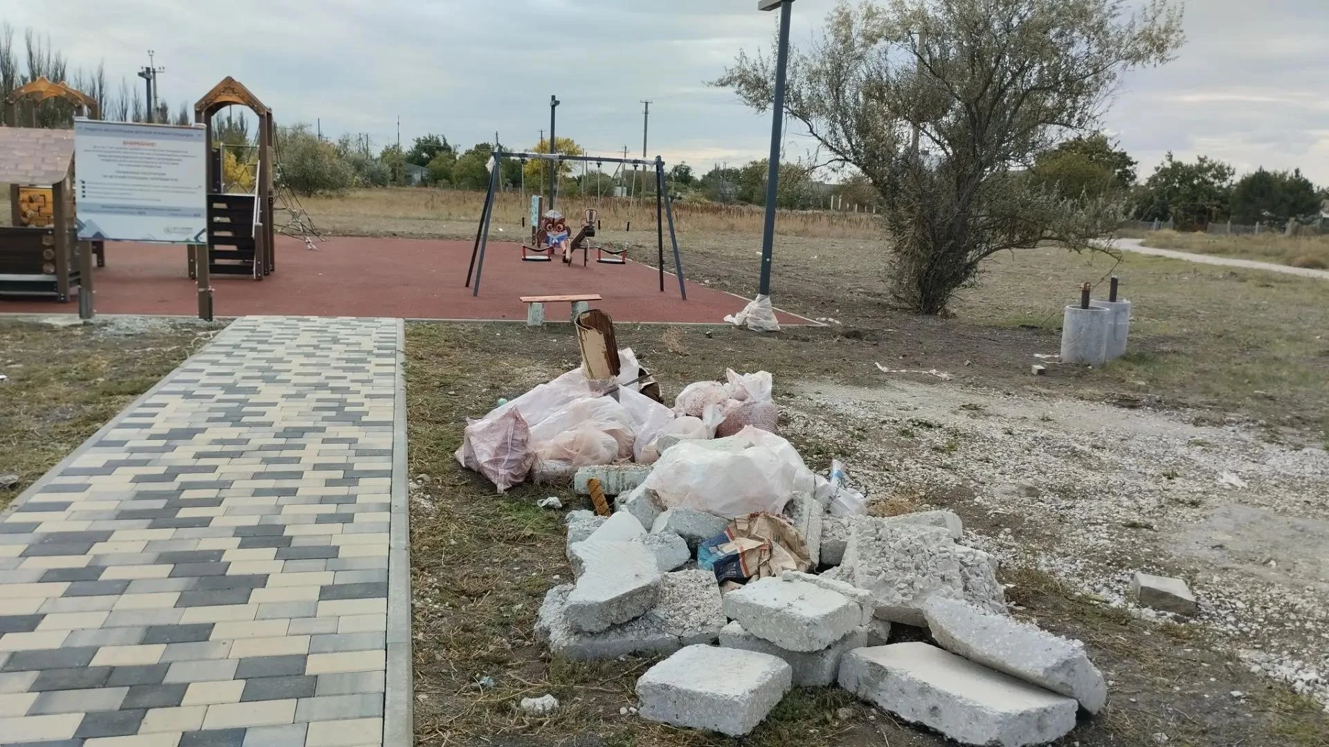 🏗 В сёлах Азовское и Придорожное ЗАВЕРШАЮТСЯ работы по строительству детских площадок ...