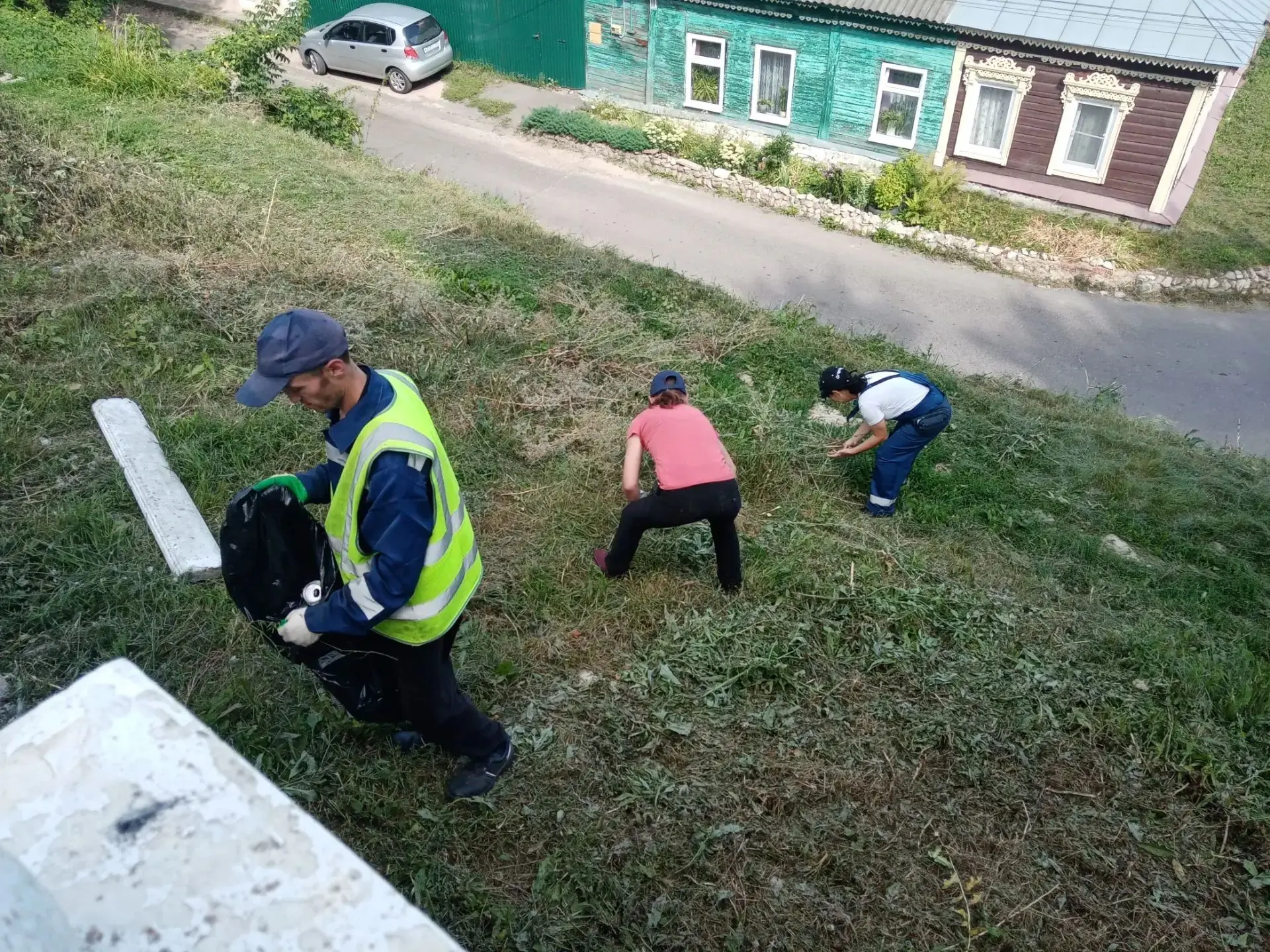 Пешая уборка городских улиц.