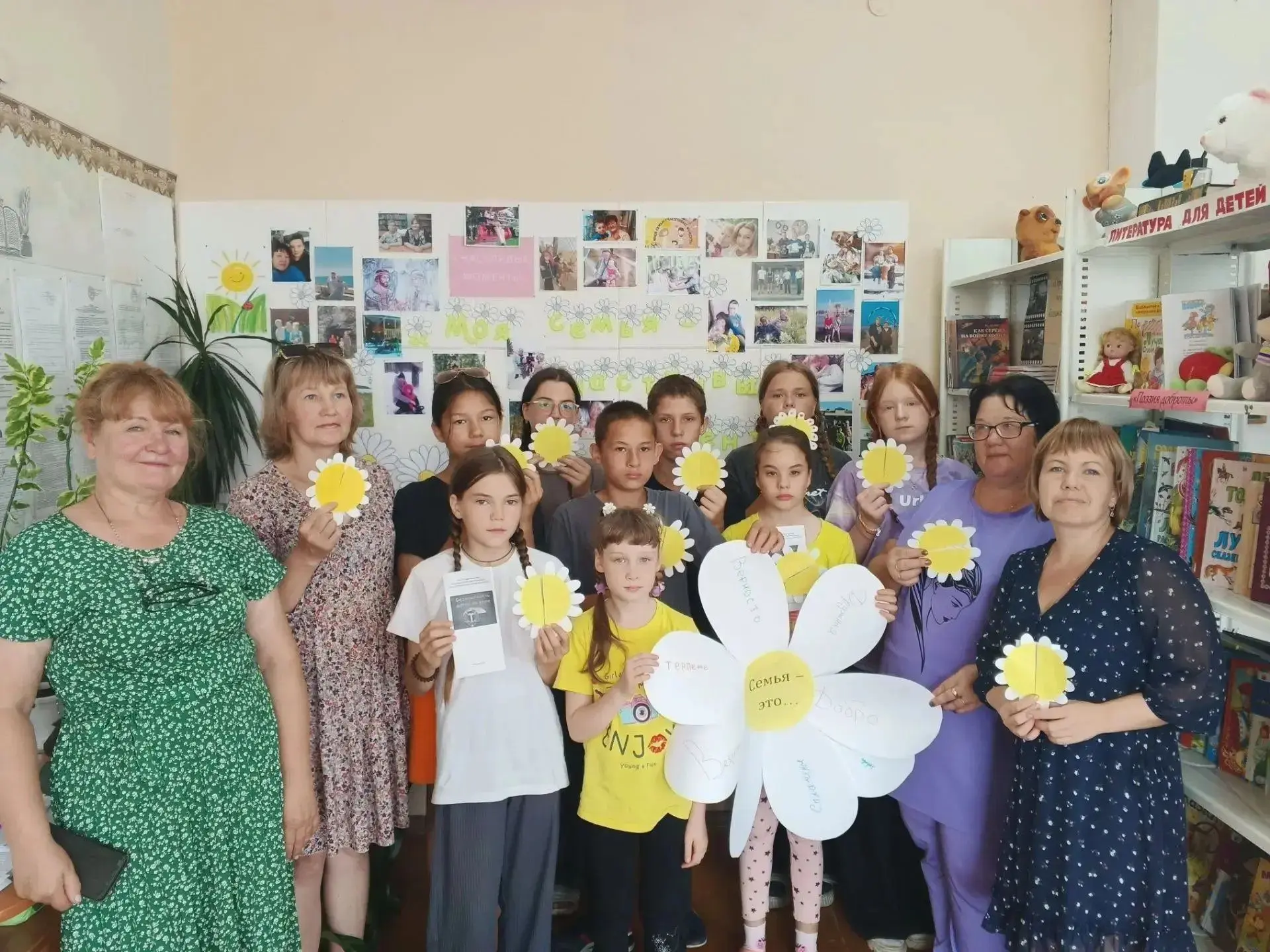 В Южаковской библиотеке для Клуба замещающих семей «Вместе» прошёл мастер-класс «Семейная открытка-Ф