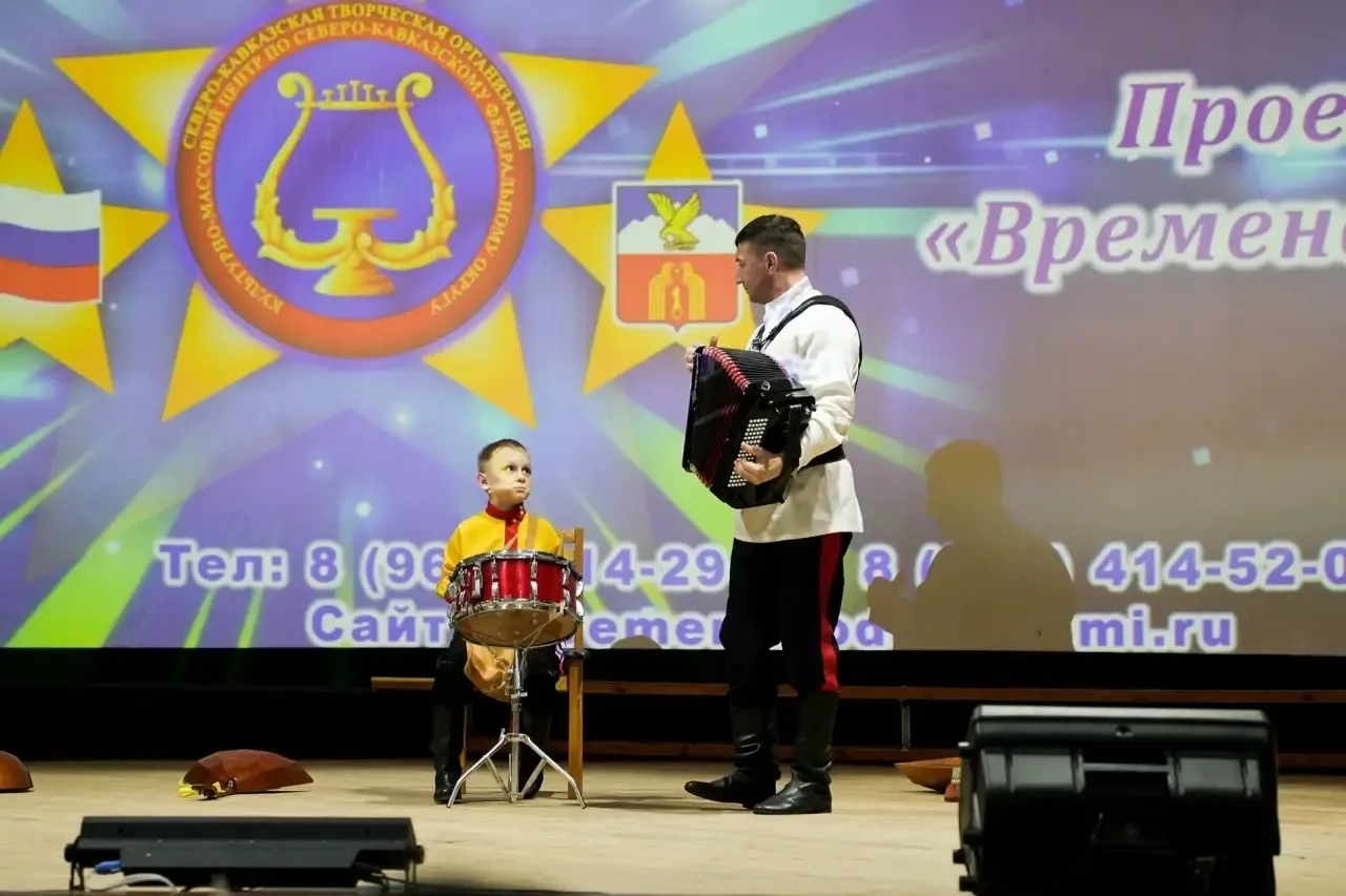 ✨ Ученик 2 «В» класса Емельянов Михаил в составе детского образцового ансамбля «Родные напевы» стал 