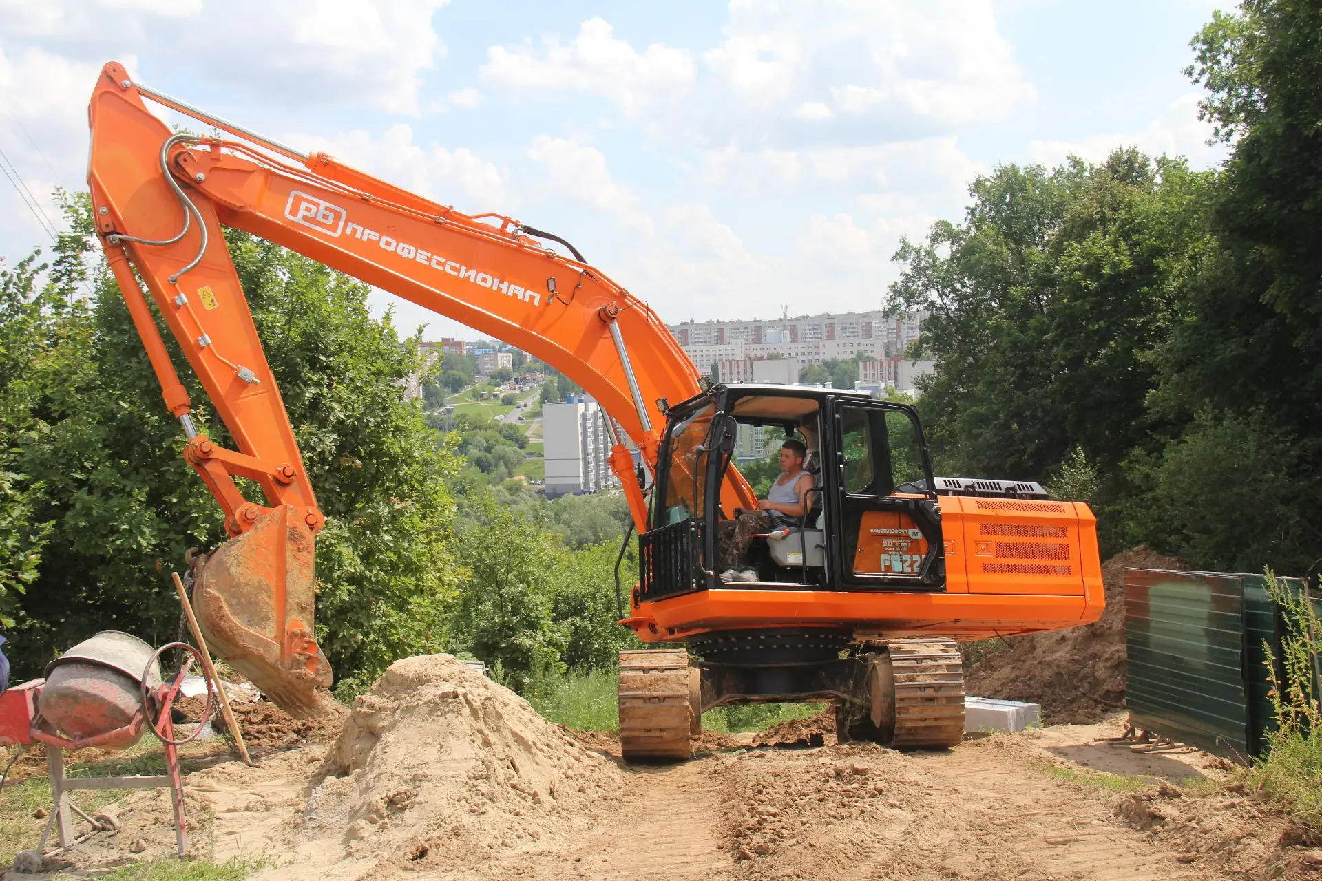 🔨 АО «Водоканал» ведёт работы по монтажу камеры на водоводе диаметром 1000 мм с установкой компенса