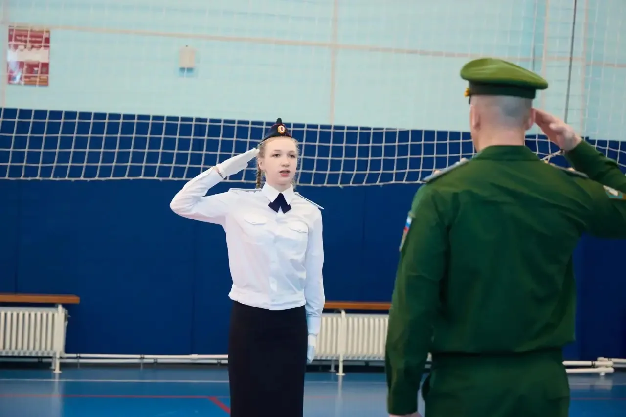 «Равняйсь! Смирно!»: В Дубровке прошёл районный конкурс «Смотра строя и песни кадетских классов».  🎉