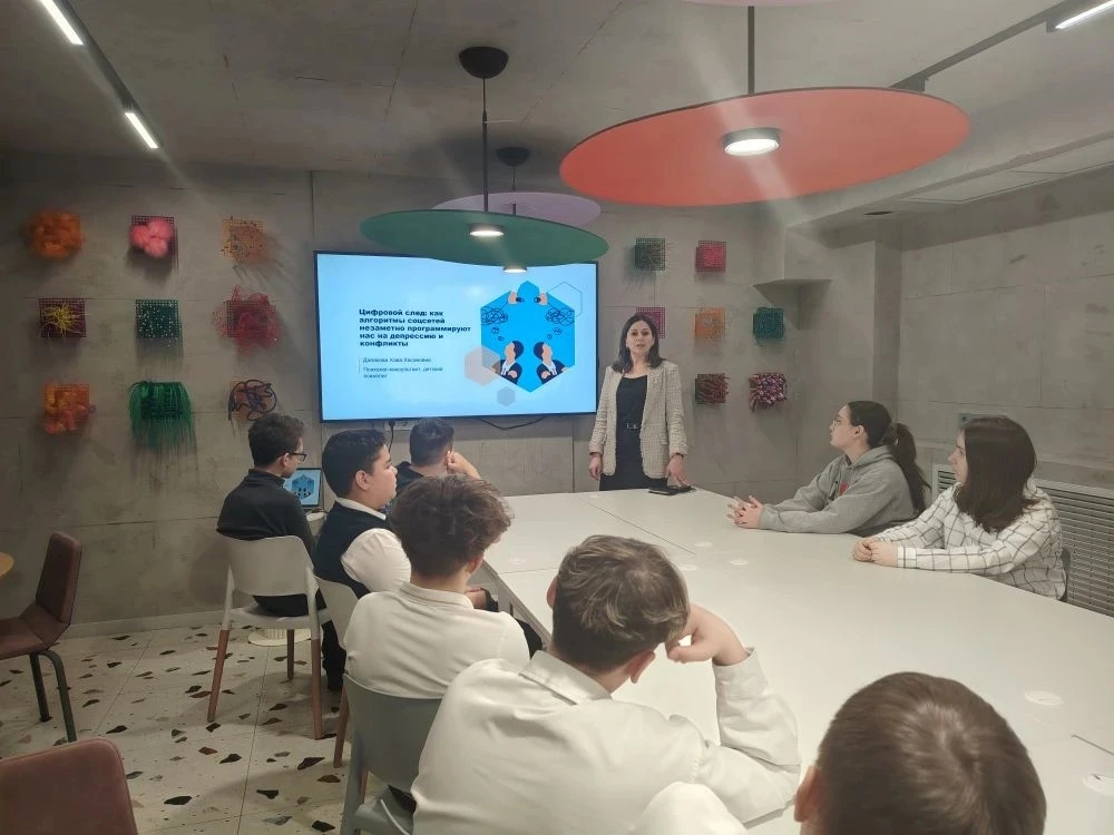 🧠 «Понял, принял, осознал»: как алгоритмы соцсетей влияют на наше настроение?  На прошлой неделе уче