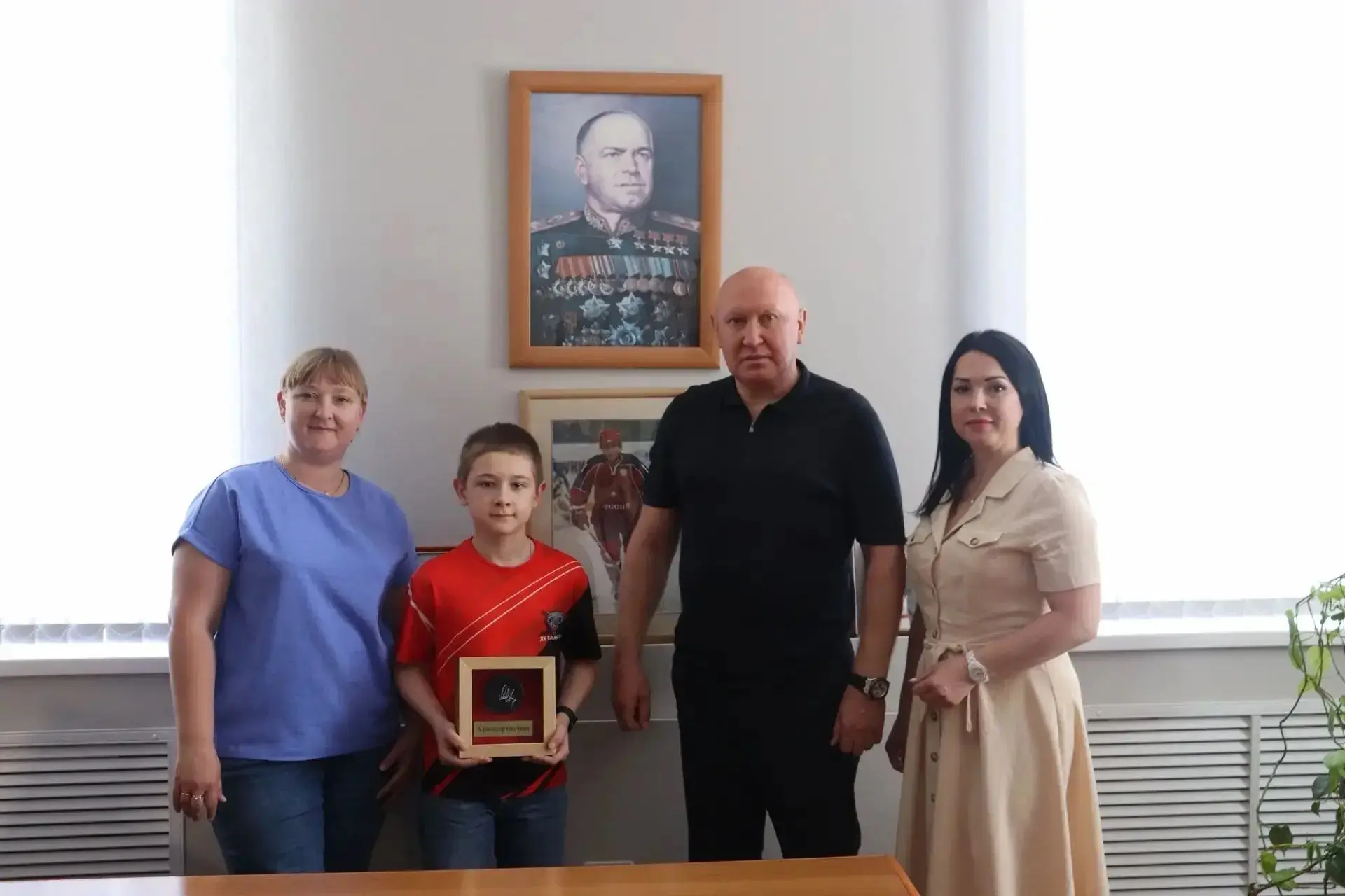 Клюшка из Кремлёвской ели и шайба с автографом Овечкина — в руках юного хоккеиста!  Иногда самые цен