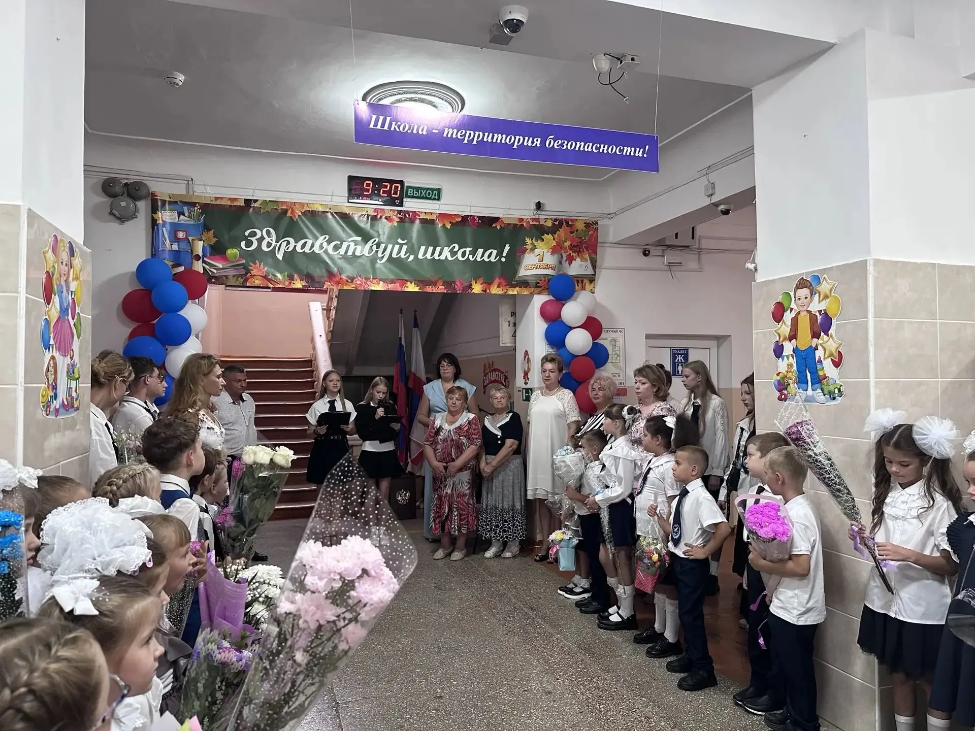 1 сентября - День знаний!🍁 👩‍🏫 Праздник книг, цветов, друзей, улыбок, света! Двери н...