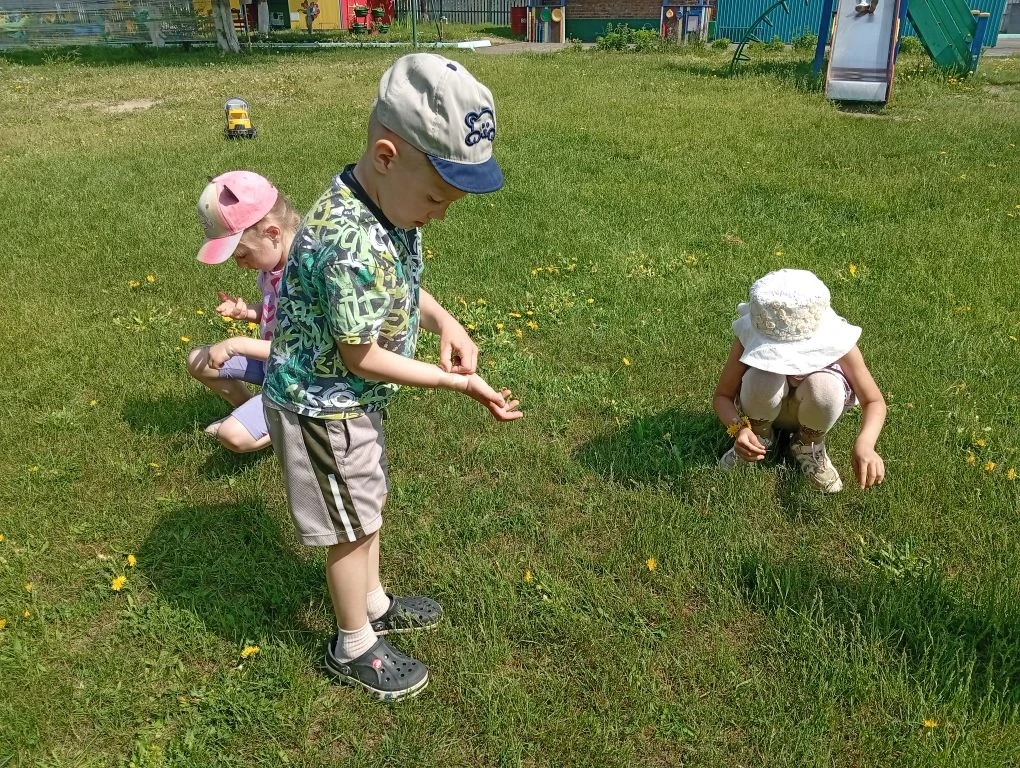 🌿 Лето на запястье: Творческий десант в Доме Дружбы! 🌿

В Солнечном городе ребята из дома Дружы се