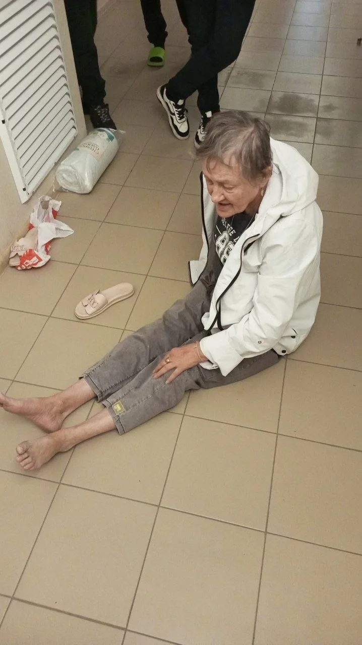 на адмирала чурсина 10, на 3 этаже. ломилась в чужую квартиру. может узнает кто то?