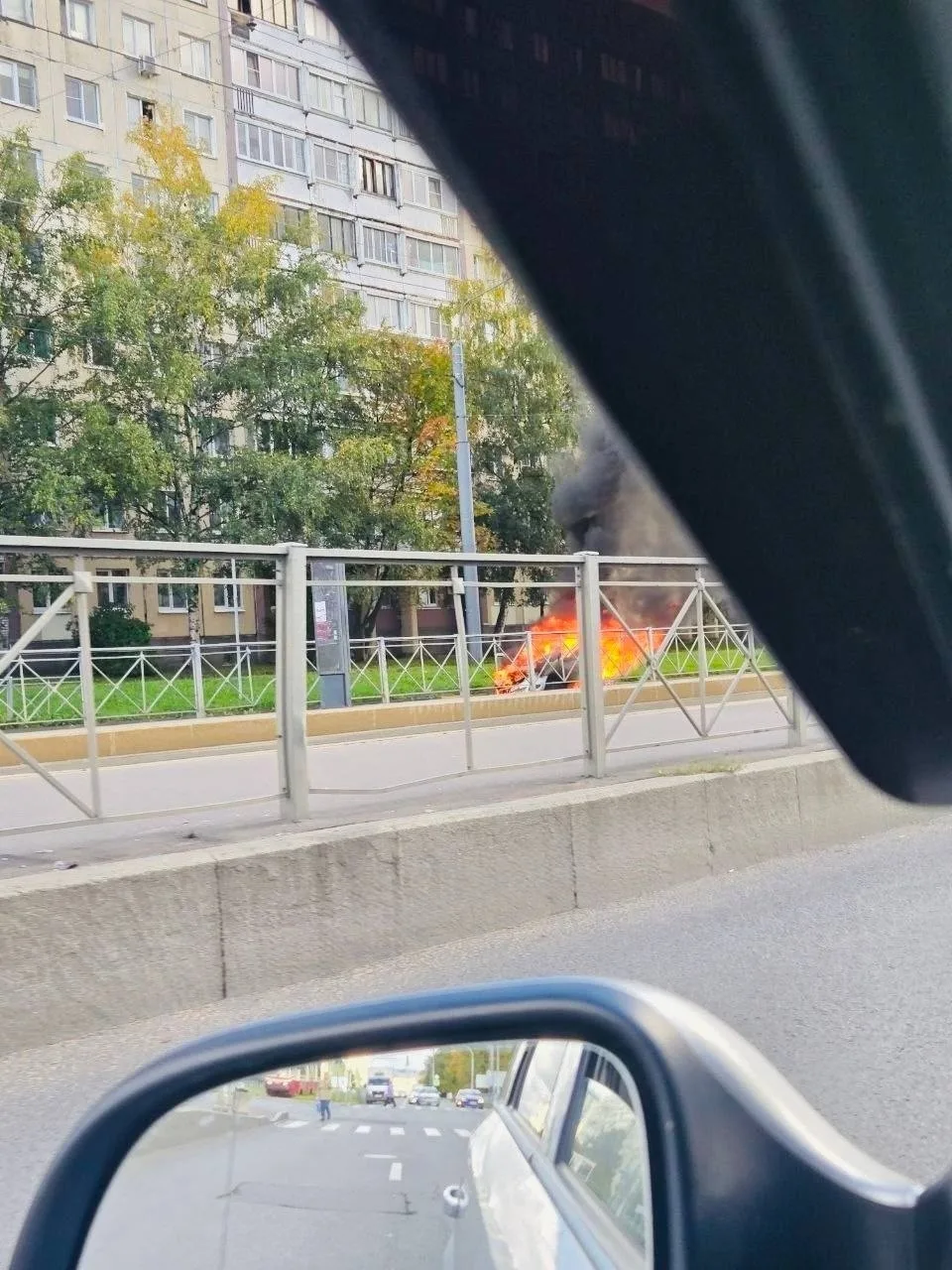 На проспекте Авиаконструкторов, 6 загорелась машина — пожарные оперативно потушили