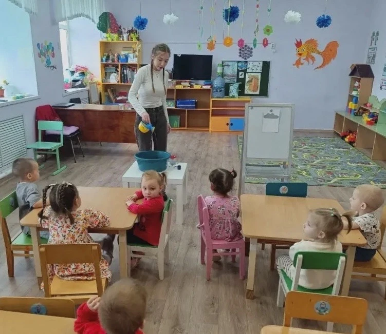 У первой младшей группы прошло занятие «Знакомство с тучкой и дождем» ☁️💧