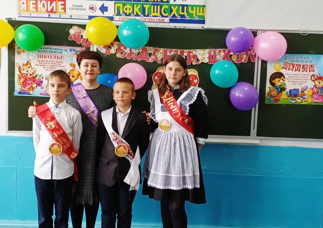Сегодня в нашей школе прозвенел последний звонок для выпускников четвёртого класса.