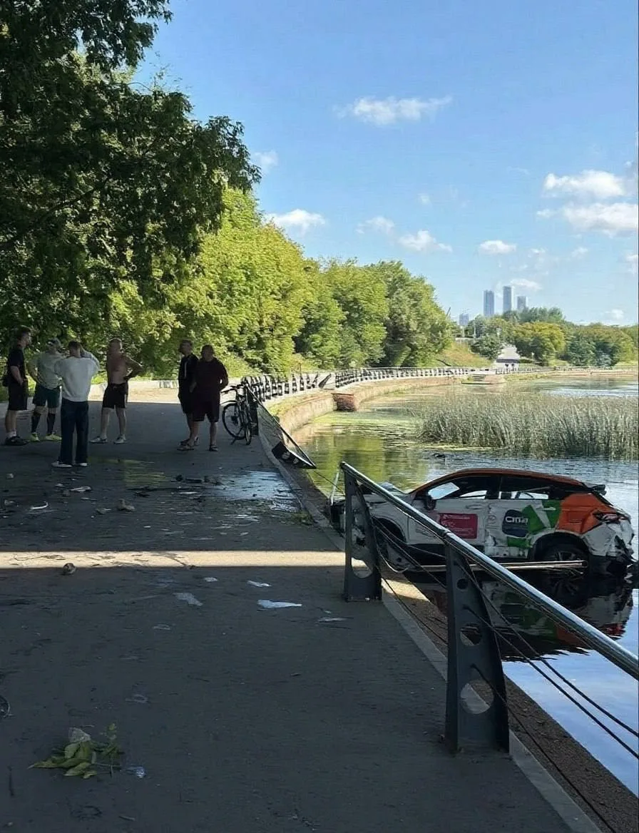 ⚡️ Каршеринг пробил ограждение и оказался в реке в Москве

Авария произошла на Филёвской набережной.