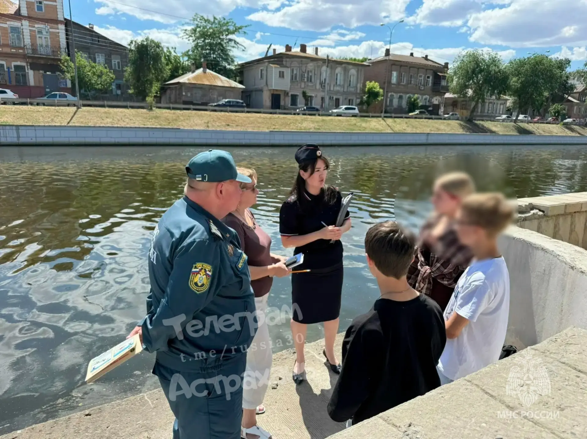 ☀️В жару астраханские каналы заполнены детьми, но купание там запрещено и опасно. Чтобы не допустить