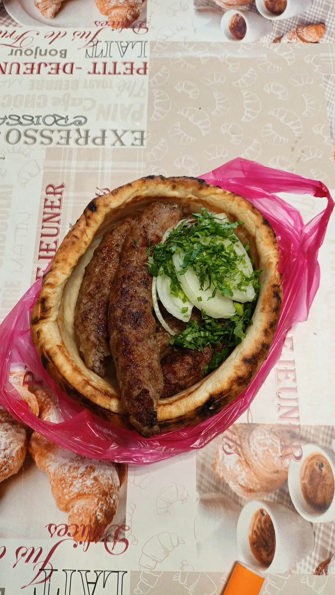 Мы заказывали еду у этого замечательного человека. Он очень вкусно готовит, а его лепка...