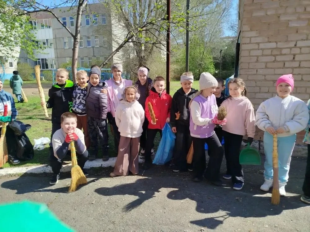 Чисто не там, где убирают, а там, где не мусорят!  Учащиеся и учителя  нашей школы дружно вышли на с