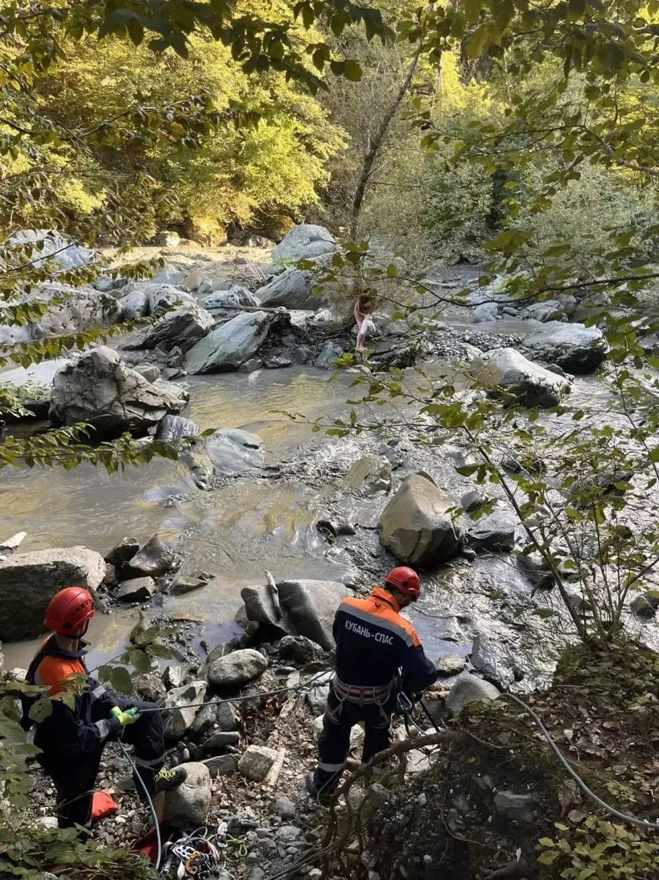 🏞 Спасатели пришли на помощь туристке, которая застряла на камне посреди горной реки в...
