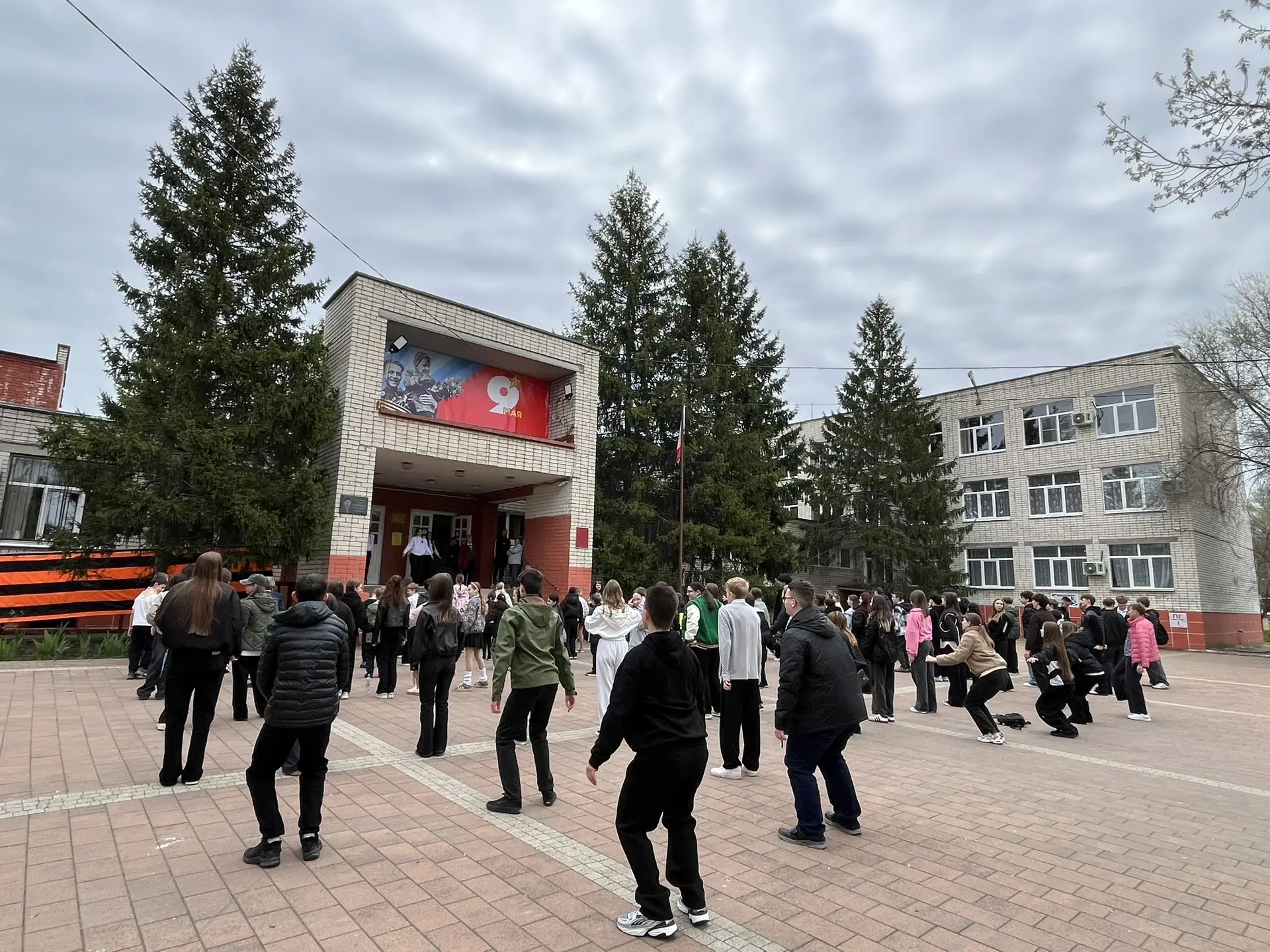 🏃‍♀️Утро в средней школе 18 началось с бодрящей зарядки. Ученики сделали энергичную разминку, настро