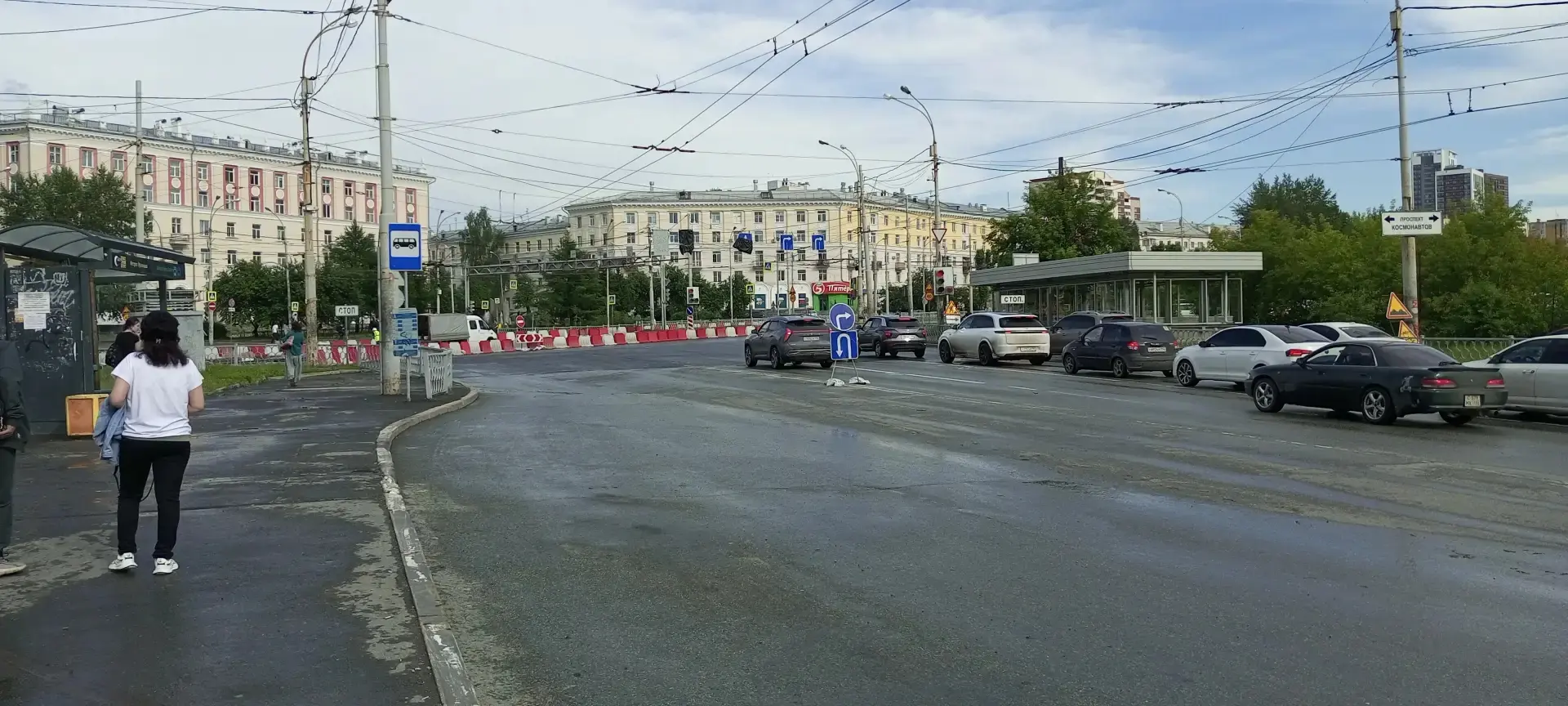 Космонавтов/Машиностроителей. Знаки "движение по полосам" пакетами закрыли, а светофор оставили рабо