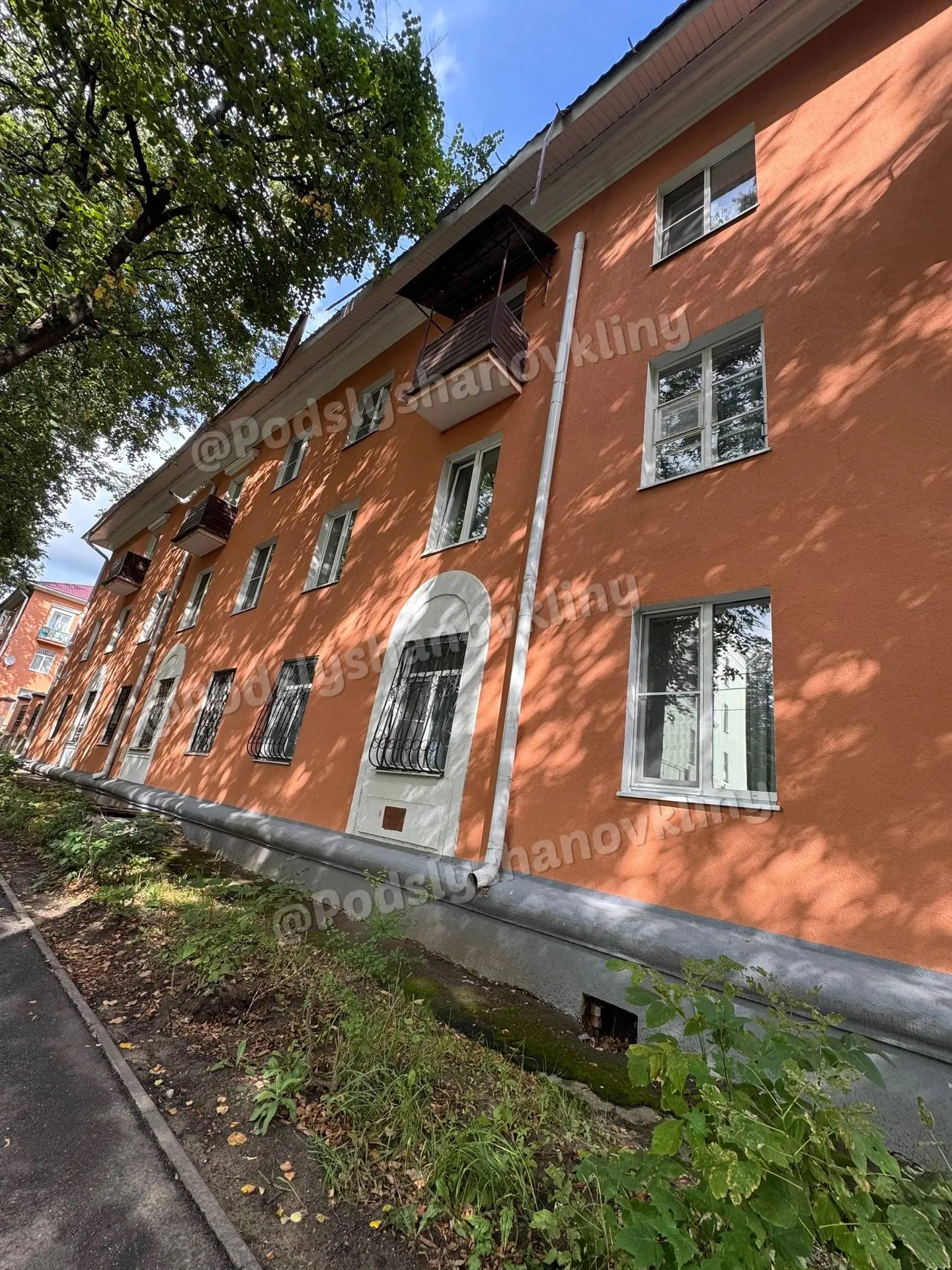 Захватаева 5 ,край крыши глядишь упадет.и труба.