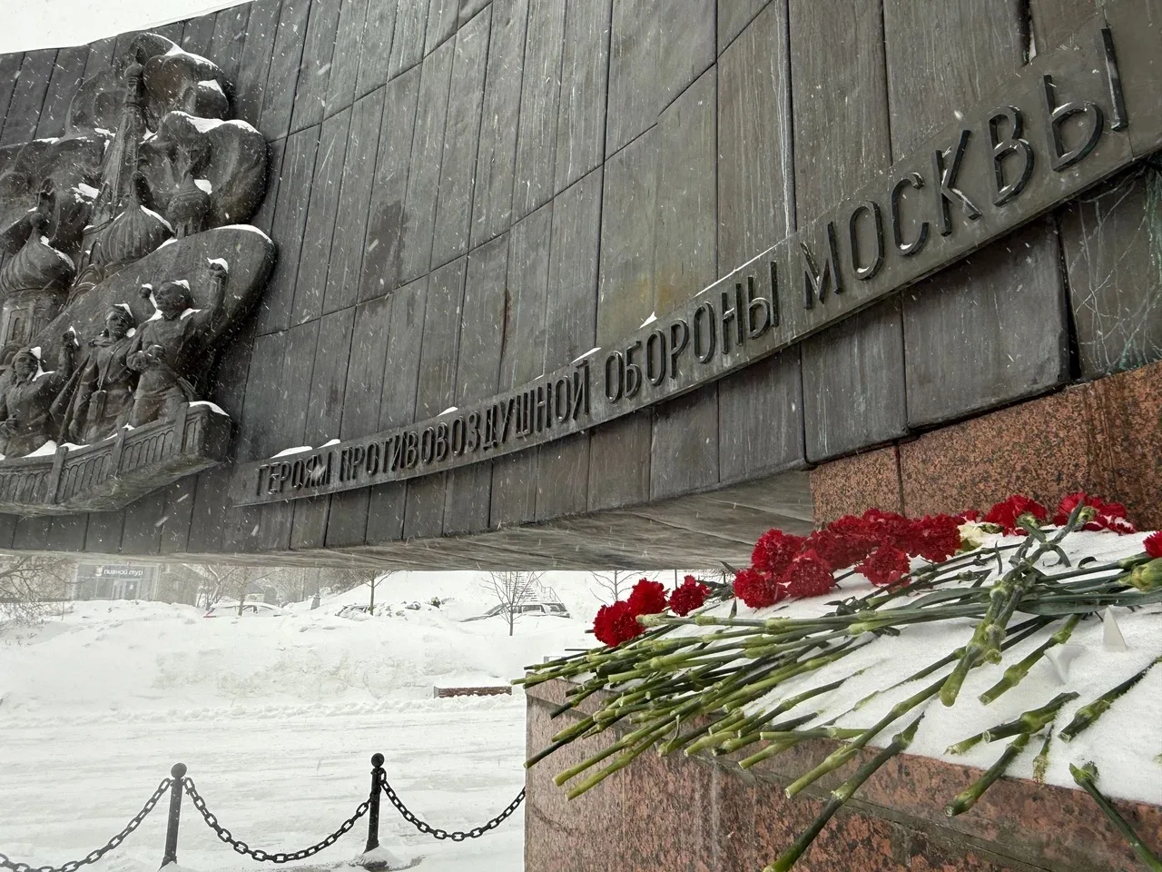 Памятная акция ко Дню защитника Отечества прошла в районе Крылатское  🕯️ На площади Защитников Неба 