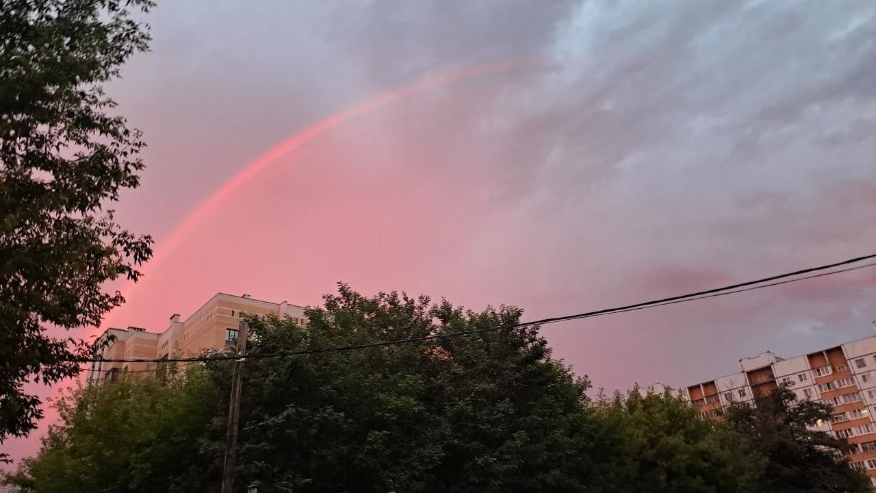🌅 Подписчики делятся с нами видами розового заката

Вот такой необычный закат сегодня с дугой во вс