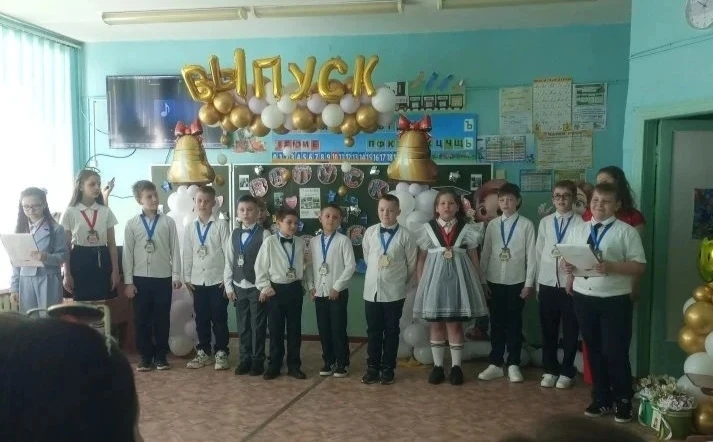 🎓 ПРОЩАЙ, НАЧАЛЬНАЯ ШКОЛА! 
НАШИ ЧЕТВЕРОКЛАССНИКИ — ВЫПУСКНИКИ! 🎉✨
Вот и настал этот особенный, не