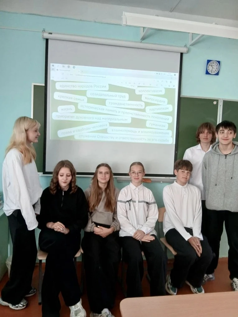 18 мая школа завершила цикл занятий «Разговоры о важном» — прошло последнее в этом учебном году заня