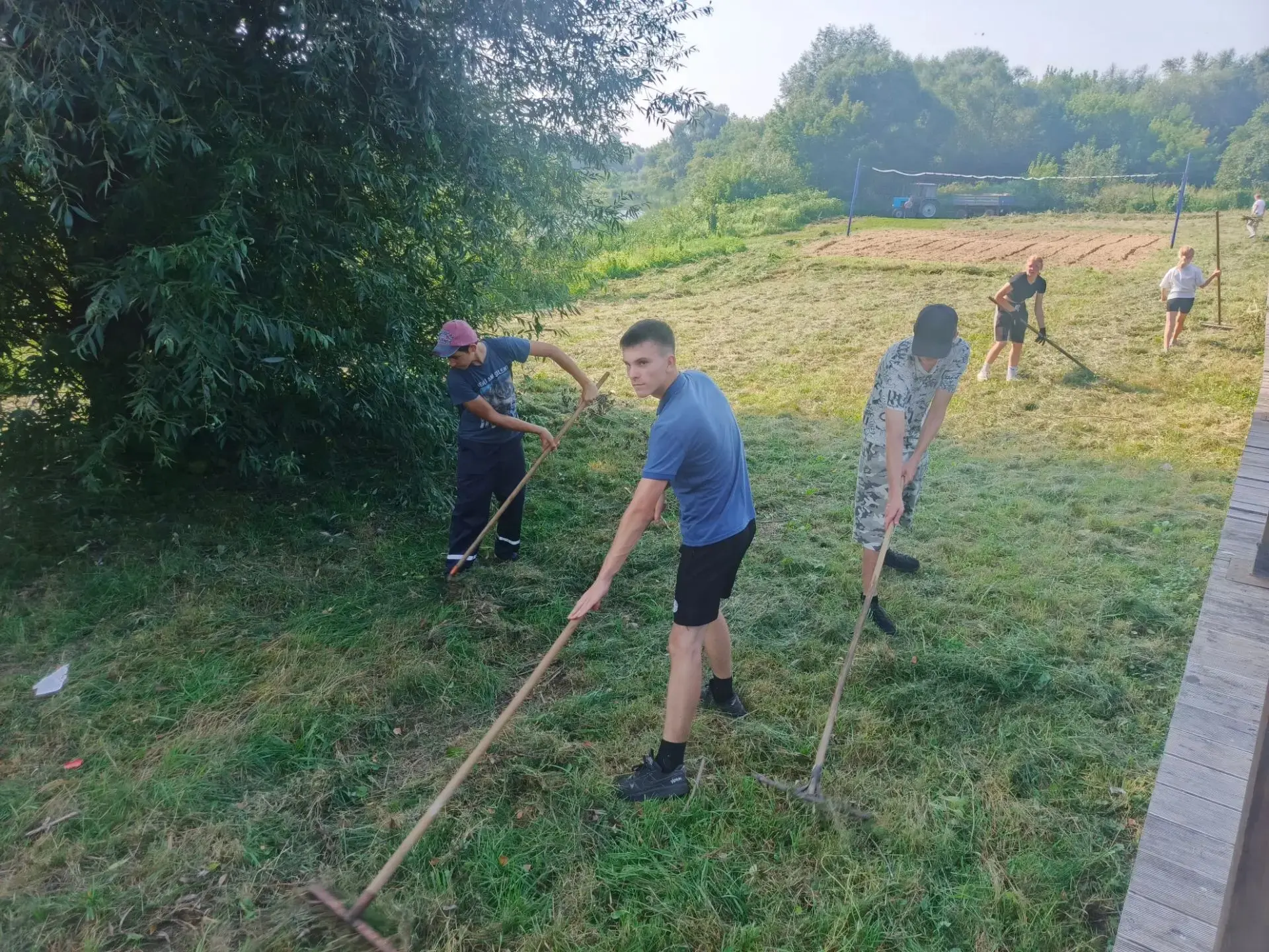 🌿  В посёлке Турки прошёл субботник на набережной с участием ребят из Молодёжного клуб...