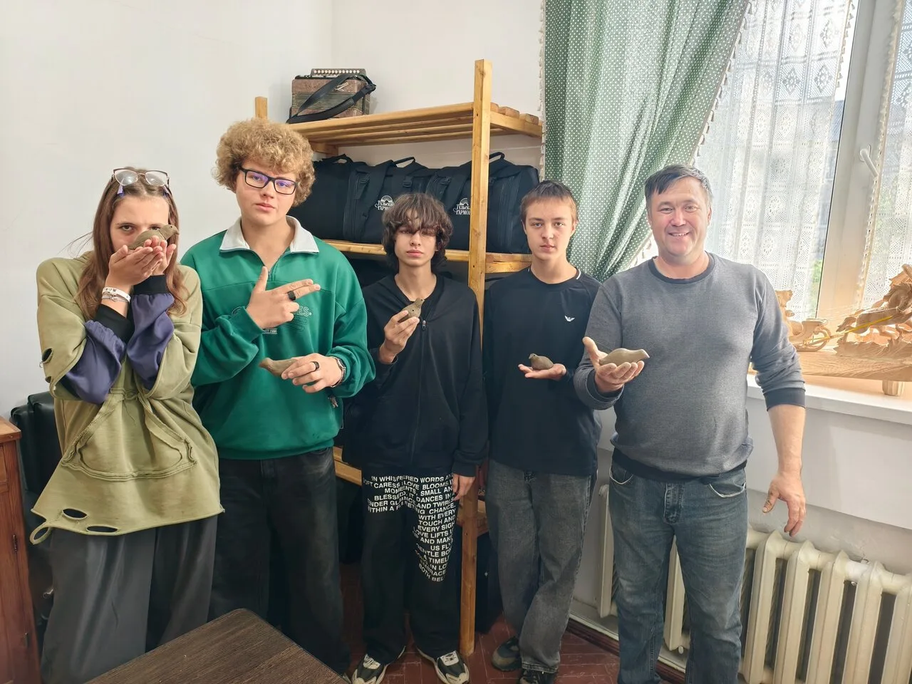 В ДК им. Ленина пришли ребята из школы №18, чтобы своими руками создать настоящую птицу...