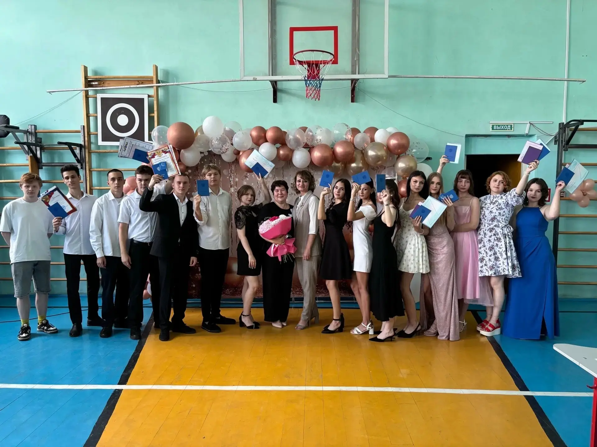Дорогие наши выпускники 11 класса!

От всей души поздравляю вас с окончанием школы — с этим важным и